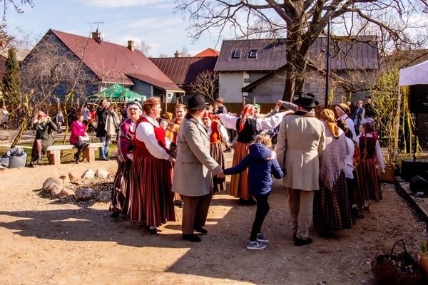 Jelgava: Pavasara saulgriežu svinēšana Vecpilsētas ielā 