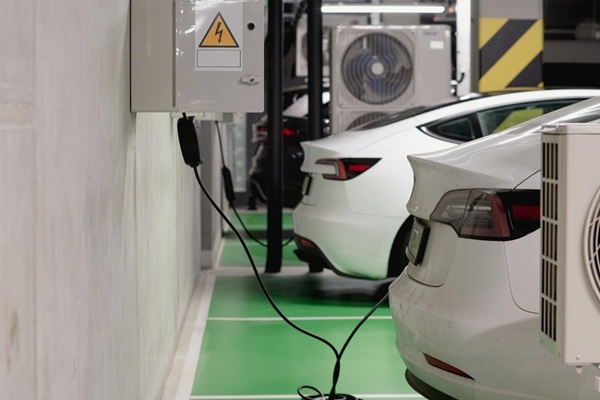 Elektroauto Latvijas uzņēmumos izvēlas tikai ārēju faktoru dēļ, saka eksperts