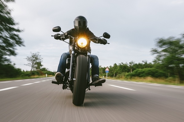 Motosezonā avārijas ik gadu notiek vienu un to pašu kļūdu dēļ