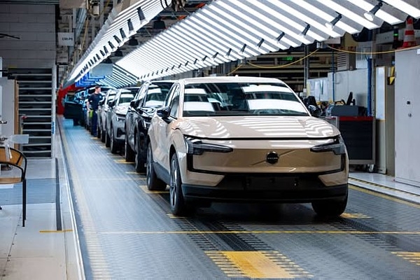 Volvo Cars sāk pilnībā elektriskā SUV EX30 ražošanu savā Gentes rūpnīcā Beļģijā