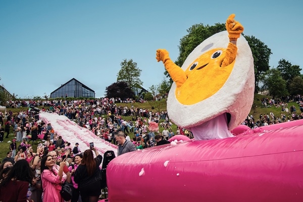 Viļņas centrā uzvirmojis aukstās zupas vilnis – aizvadīts tradicionālais Rozā zupas festivāls 