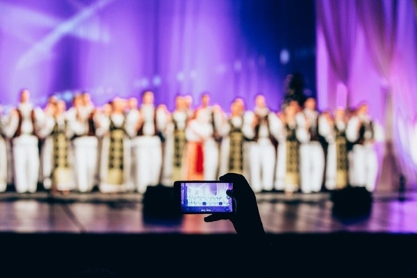 TOP kaitinošākie paradumi koncertos: sarunas pa telefonu priekšgalā