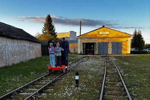 Vasara uzņem apgriezienus  ar piedzīvojumiem Gulbenes dzelzceļa mezglā