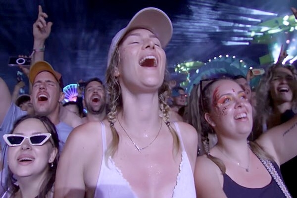 Slavenais elektroniskās mūzikas festivāls «Tomorrowland» notiks, lai gan nodeg galvenā skatuve (video)