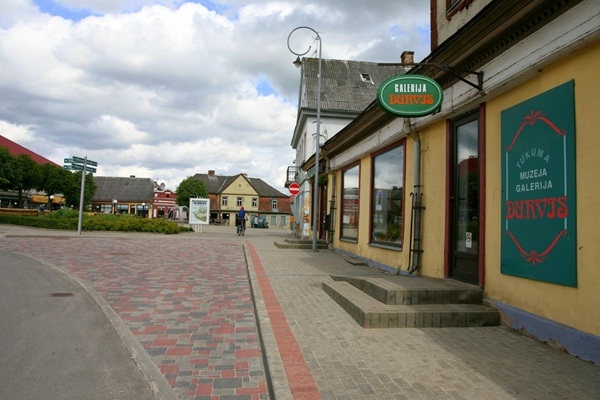 Tukums: Mākslas galerijā «Durvis» atklās Irēnas Lūses gleznu izstādi «Divatā ar dabu»