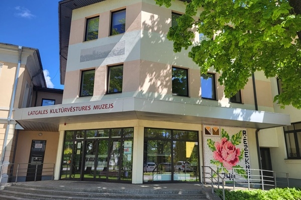 Apskatāma unikāla izstāde par rozēm Rēzeknē