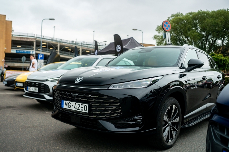 Stāvvieta pārtop par auto festivālu: testa braucieni, veiklības sacensības un tūkstoš zirgspēku drifts -