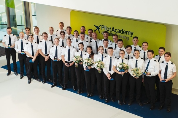 «airBaltic» Pilotu akadēmija atzīmē 33 absolventu izlaidumu
