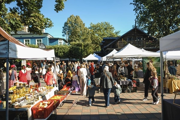 Āgenskalna tirgus simtgadē atklāts digitālais tirgu ceļvedis un aizvadīta Pirmā Latvijas tirgu konference