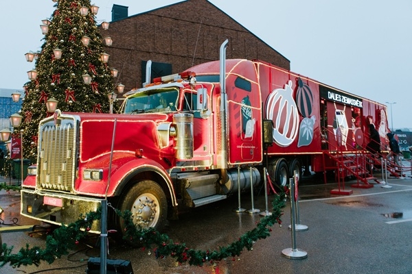 «Coca-Cola» atklāj svētku kampaņu un paziņo par Ziemassvētku automašīnas atgriešanos Latvijā