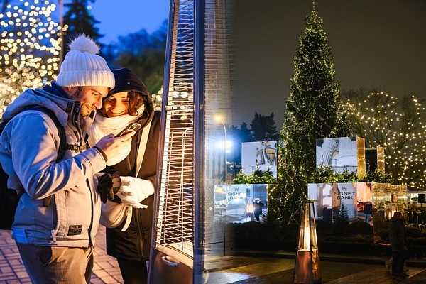 Rīga kļuvusi par vēl vienu Ziemassvētku egli krāšņāka - Operas skvērā 