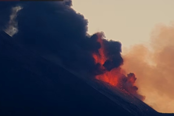 VIDEO: Etna atkal sagādā nepatīkamus pārsteigumus ceļotājiem