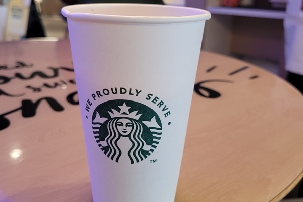 «Starbucks» maina klientu apkalpošanas politiku un vēršas pret nemaksātājiem