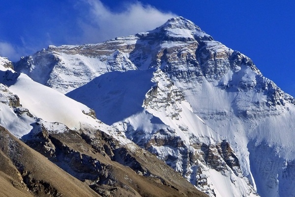 Uzkāpt Everestā kļūst aizvien dārgāk