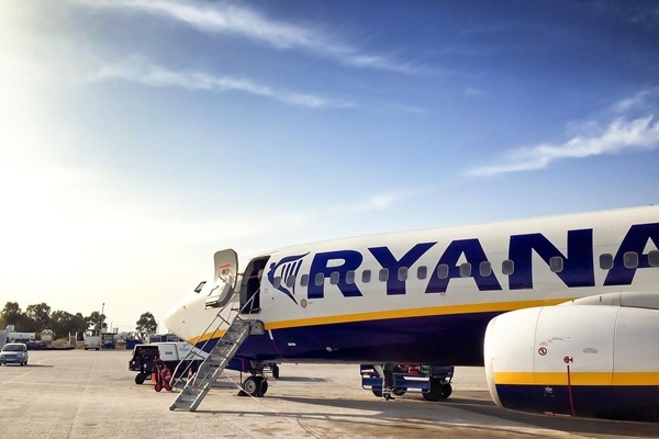 «Ryanair» palielina rokas bagāžas izmēru