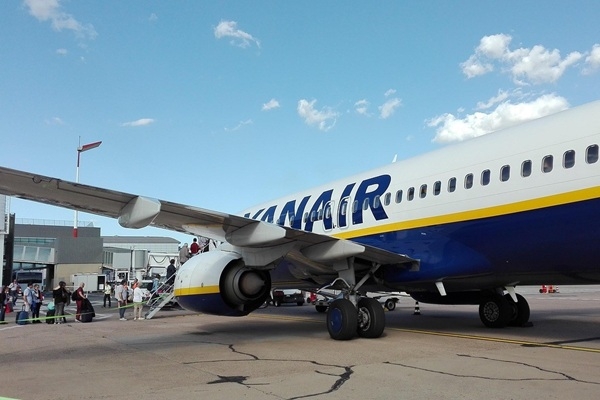 Uzzini, cik «Ryanair» maksā darbiniekiem par pārāk lielas bagāžas pieķeršanu