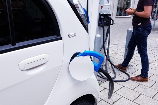 Elektroauto atbalsta programma tuvojas izsīkumam – LEAB aicina izmantot iespēju, kamēr finansējums vēl pieejams
