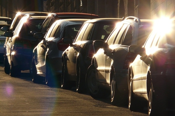 Auto īpašniekiem Latvijā jārēķinās ar vieniem no augstākajiem stāvvietu tarifiem Baltijā