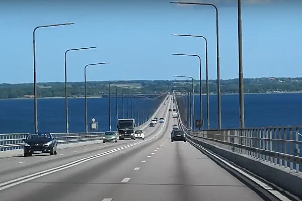 30. septembris vēsturē: Ēlandes tilts, kas savieno valsts cietzemi ar Ēlandes salu svin dzimšanas dienu