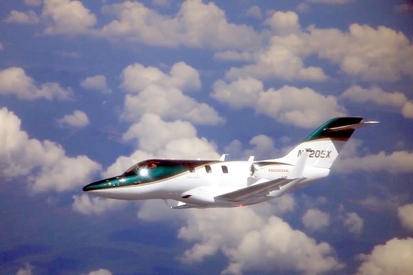 3. decembris vēsturē: Pirmo reizi gaisā pacēlās japāņu uzņēmuma Honda HA-420 HondaJet lidmašīna biznesa ceļojumiem