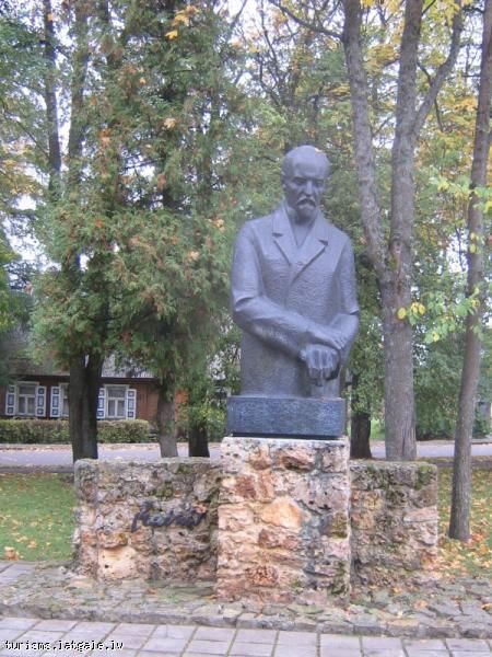 Dzejnieka-Jana-Raina-krusutels-Ilukste Dzejnieka Jāņa Raiņa krūšutēls Ilūkstē