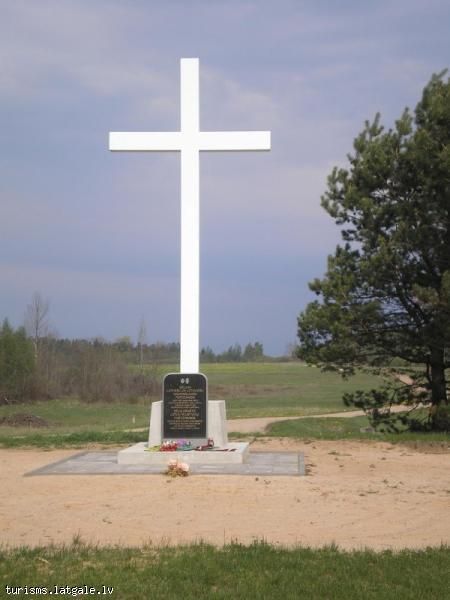 Baltais_krusts_un_granita_tels_Subate Baltais krusts un granīta tēls Subatē